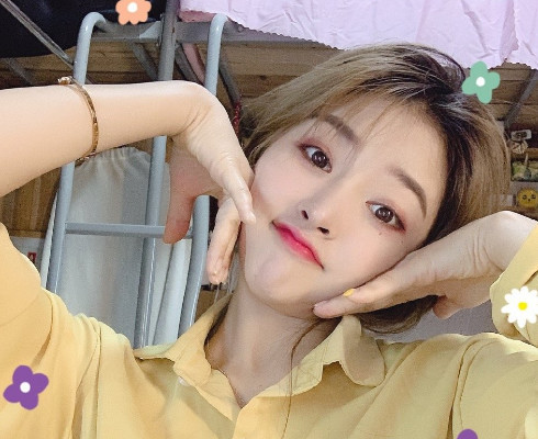 次惑小仙女晒素颜照,却被手上的东西抢镜,网友:你才20岁啊!