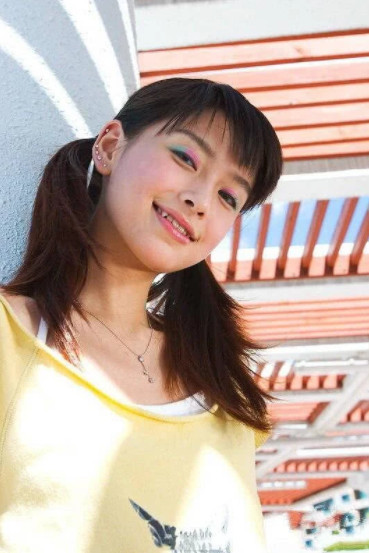 baby16岁旧照曝光双马尾婴儿肥的她青春甜美,小虎牙抢镜