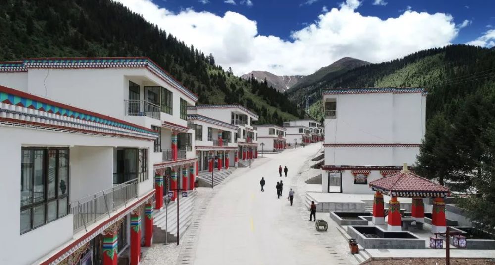 紧挨着国道349线,马利镇布许村被称为洛隆的"东大门".