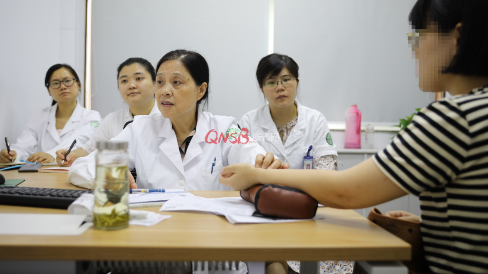 何赛萍(左三)在门诊中为妇科疑难病患者诊治