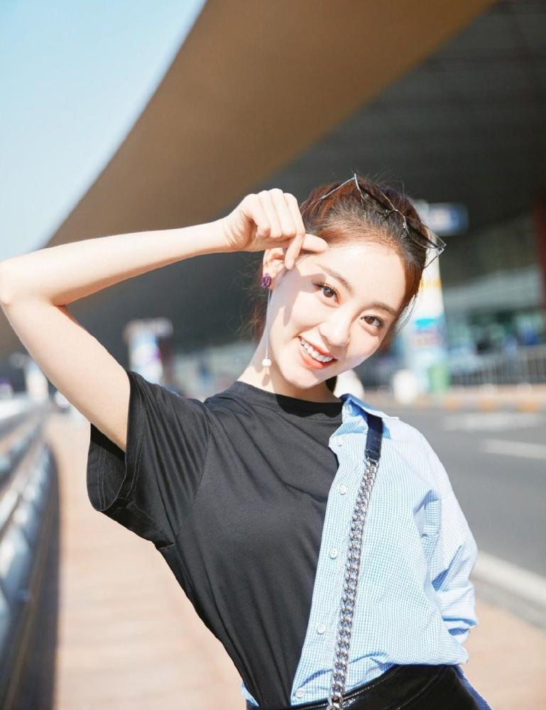 演"周芷若"一举成名,穿拼接衬衫配漆皮裙,双腿修长成亮点