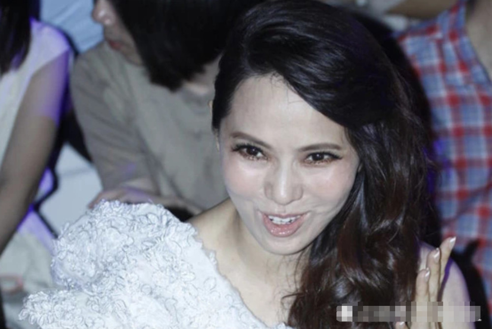 还要被伊能静骗多久?大浓妆也难掩满脸皱纹,不老女神全靠p