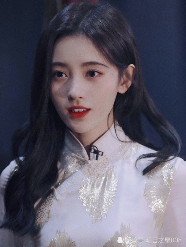 鞠婧祎挑战旗袍,欠身的那一刻简直人间尤物,真不愧是00后女神