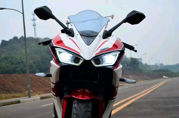 今天要介绍的这款车就是这样的,新感觉rz25,一款带有浓厚的"地平线"