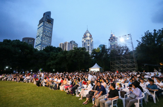 上海夏季音乐节露天场描绘城市夏日音画