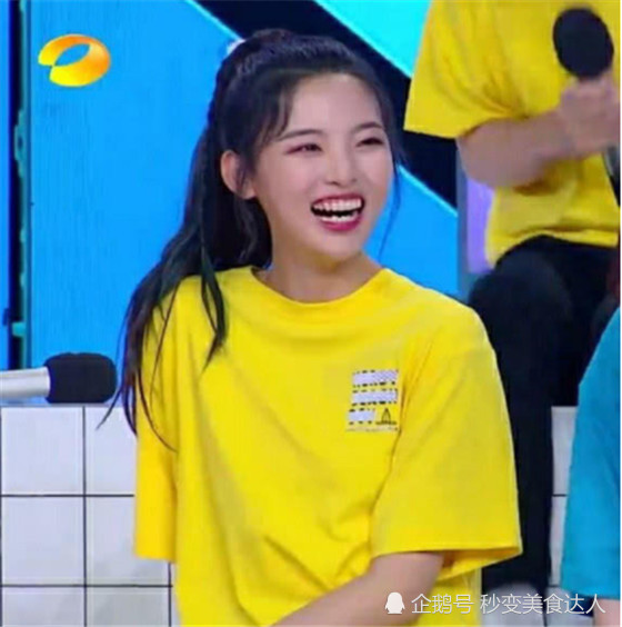 杨超越自拍为啥不大笑?看到唯一大笑的照片,网友:女神形象尽毁