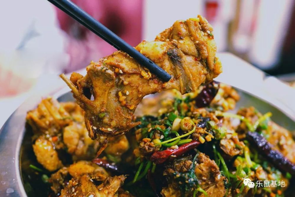 名吃堂丨沈阳的鸡架,香得能把你的手指头都唆秃噜皮