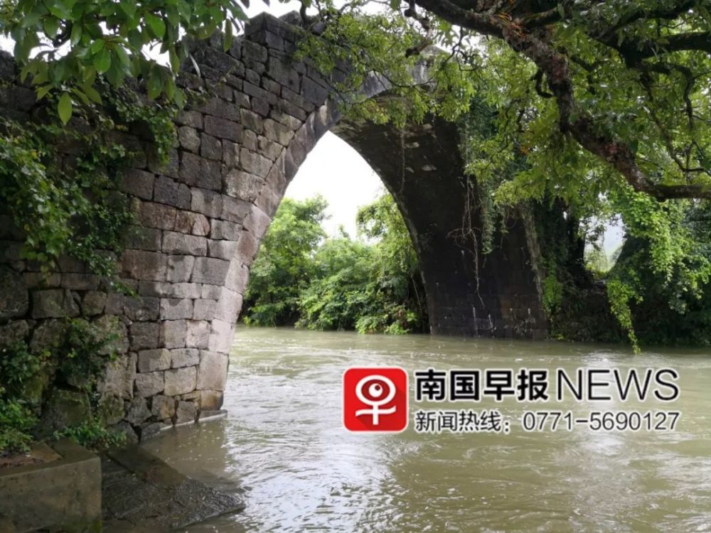 7月8日下午4時許,廣東遊客姚先生一家4人在陽朔縣白沙鎮富里橋水壩處