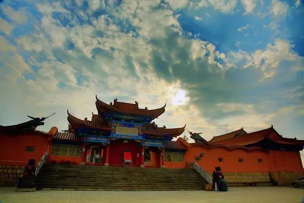 石家庄赞皇的著名景点有:赞皇境内南部的天台山,东部的五马山,西部的