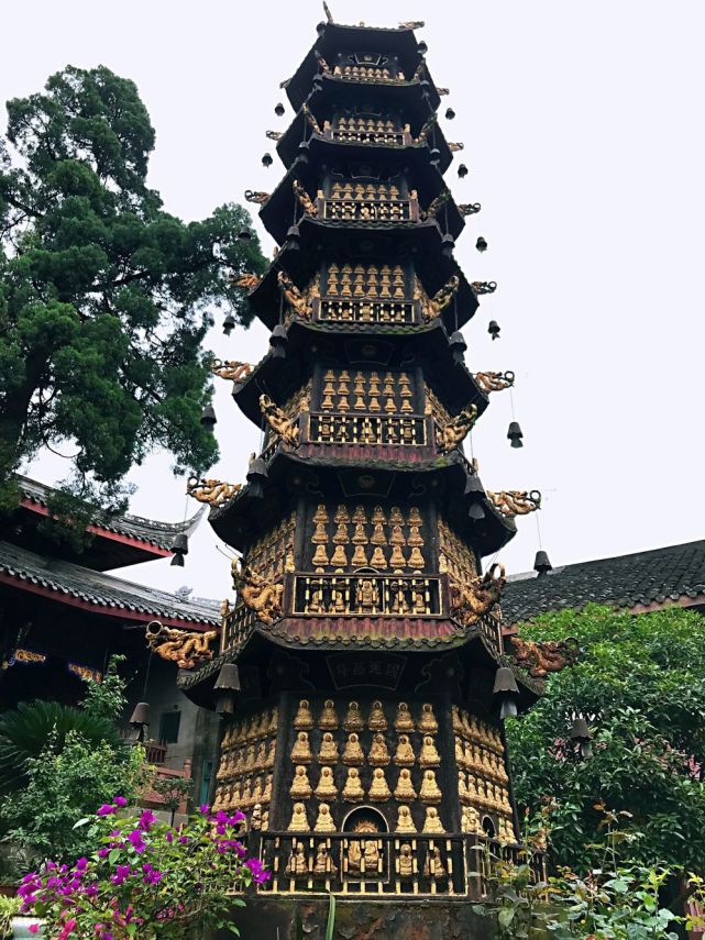 后来三座寺庙分别改名法海,普济,广济寺,在明代初又曾被赐名为栖贤禅