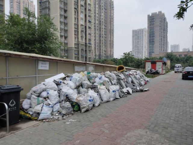 装修废料堆成山 属地接诉立清理