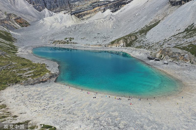 四川甘孜空中俯瞰稻城亚丁牛奶湖风景美如画游人络绎不绝