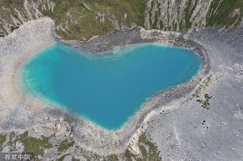 四川甘孜空中俯瞰稻城亚丁牛奶湖风景美如画游人络绎不绝