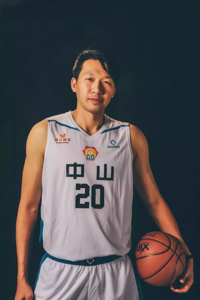 姓名:王瑞琛 身高体重:202cm/90kg 个人简介:2019广东省男子篮球联赛