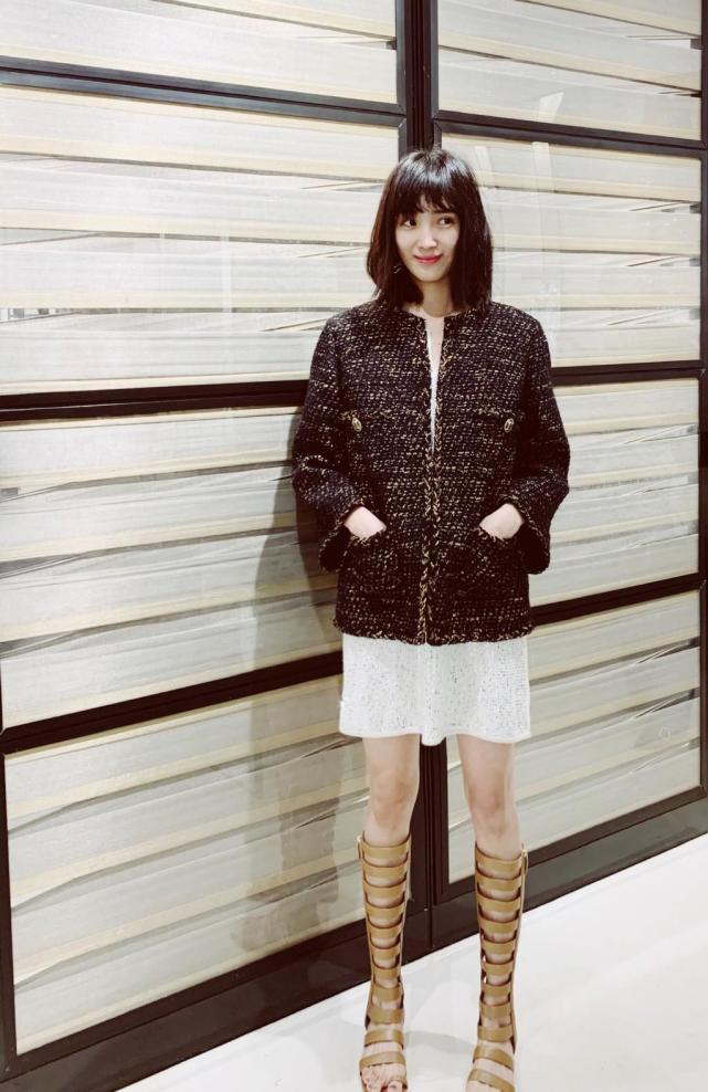 王紫璇穿白色背心长裙配凉鞋,精致锁骨太吸睛