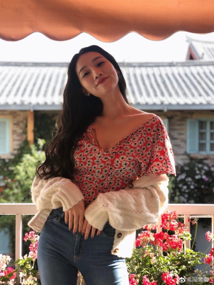 "师姐"周紫馨也该火了,五套常服难掩少女气质,回眸一笑百媚生