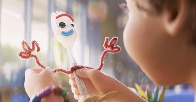 上海迪士尼方面工作人员告诉东方网·纵相新闻记者,消费者可通过玩具