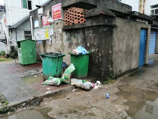 排水沟满是地沟油 贵溪这些饭店油烟排放岂能如此任性 排水沟 地沟油 油烟 贵溪