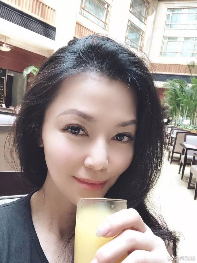 还记得《海派甜心》里薛海的二姐吗?她现在长这样啦