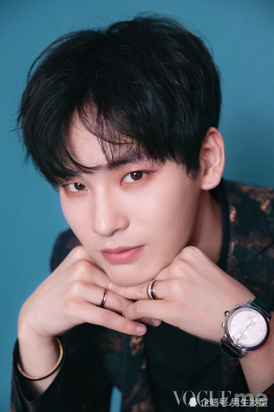 姚明明"中分"发型清新自然,穿印花西装展现不俗气质,果然猫系