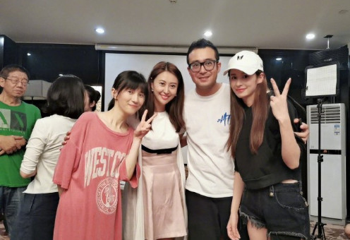 颖儿晒中戏毕业10年合照papi酱携老公现身穿着过于随意