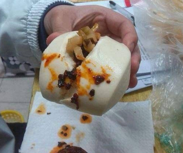 小时候最"穷"的时候吃什么?方便面是奢侈品,图4最真实!