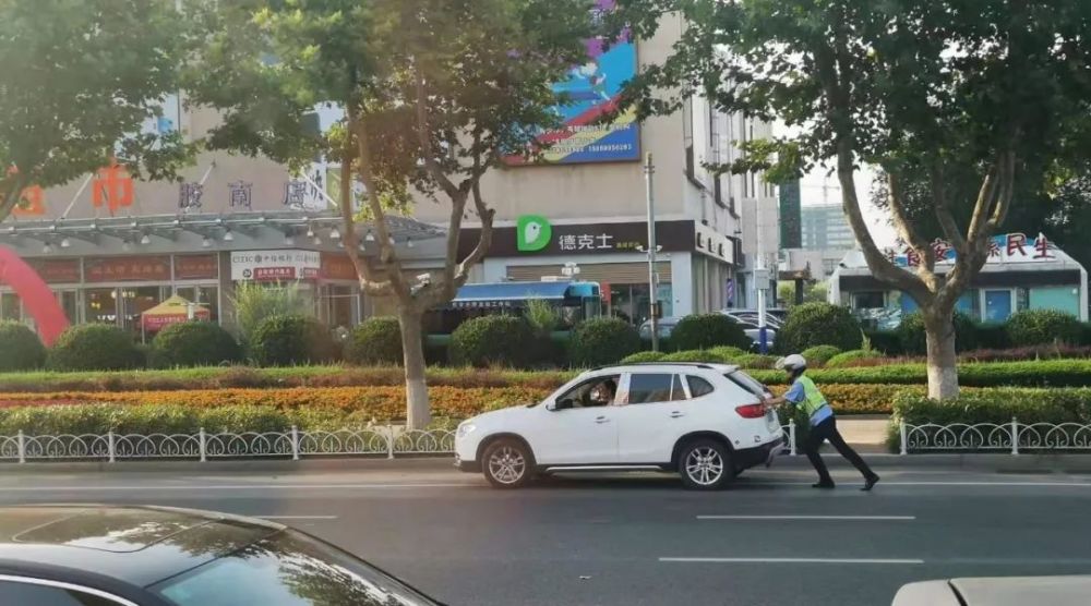 交警热心推车 西海岸双珠路与烟台路初再现暖心一幕