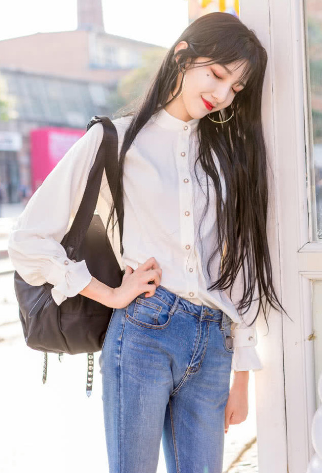 即便是他男扮女装,在身高上面也要比其他女孩子优胜很多,艾比的身高