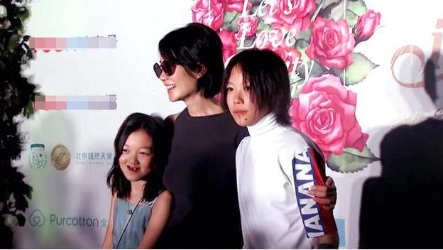 王菲染绿发,窦靖童化黑眼妆,李嫣是秀美腿,母女三人都是时尚咖