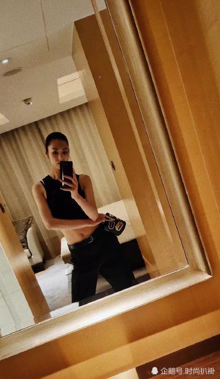 刘雯深夜健身打卡,运动装自拍身材逼人