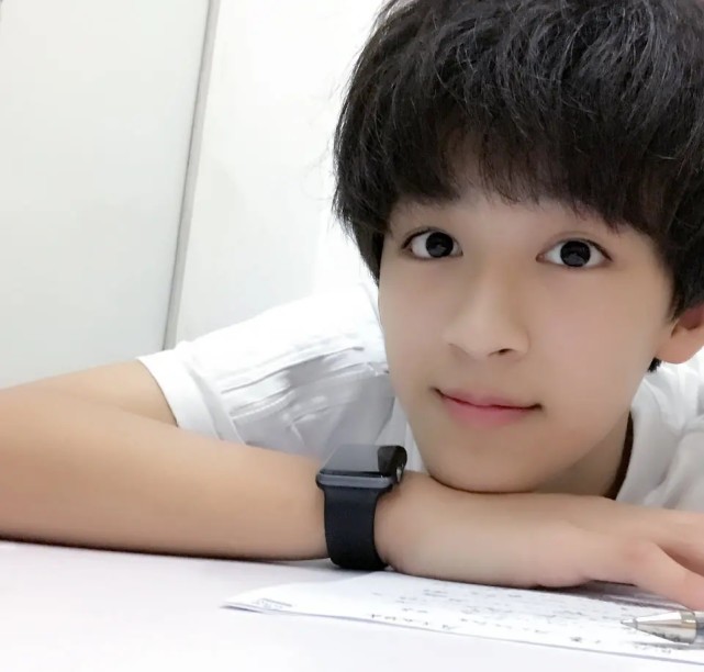 r1se 儿时萌照!何洛洛从小帅到大,周震南坐实"沙雕"偶像