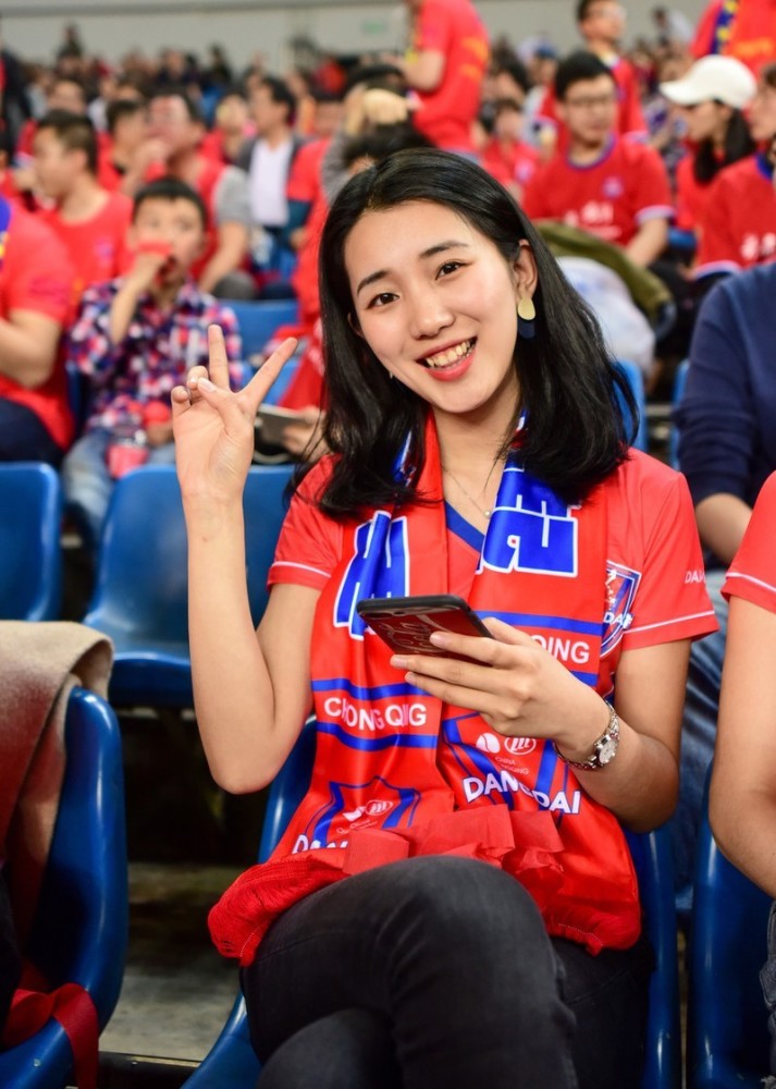 足球比赛中赛场边靓丽的女球迷长得好看的都去看球赛了