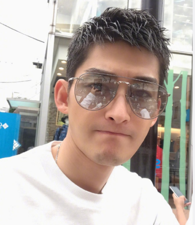 被吐槽皮肤粗糙似中年大叔后 张翰晒出素颜自拍并自我调侃:像猴