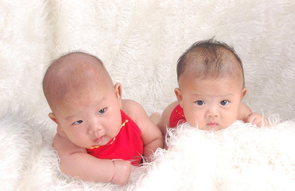 双胞胎越长越不像丈夫起疑偷偷做亲子鉴定报告结果让他内疚