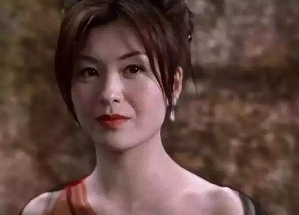 21岁嫁51岁富豪 婚后13天不幸 守寡 如今50岁的她越活越潇洒