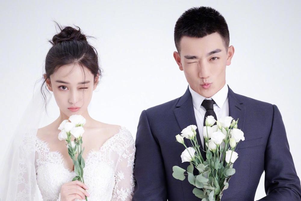 张馨予|张馨予穿白色连体裤现身，戴墨镜表情超傲娇，拎平价包被赞接地气