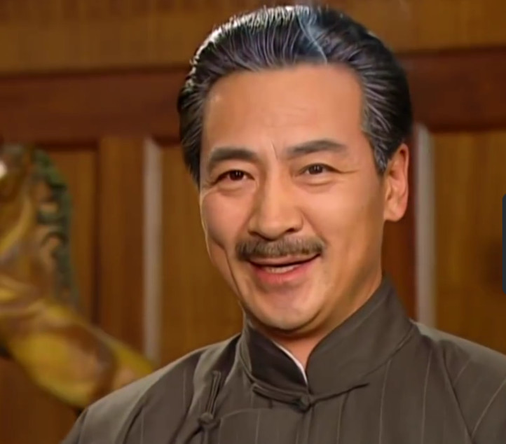 谁留意陆振华的墓碑上刻了什么?她争了一辈子连个名字都没有