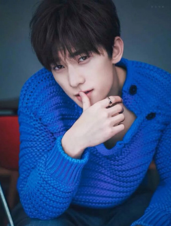 有种整容叫杨洋染蓝发本以为太硬汉不适合却帅到一塌糊涂