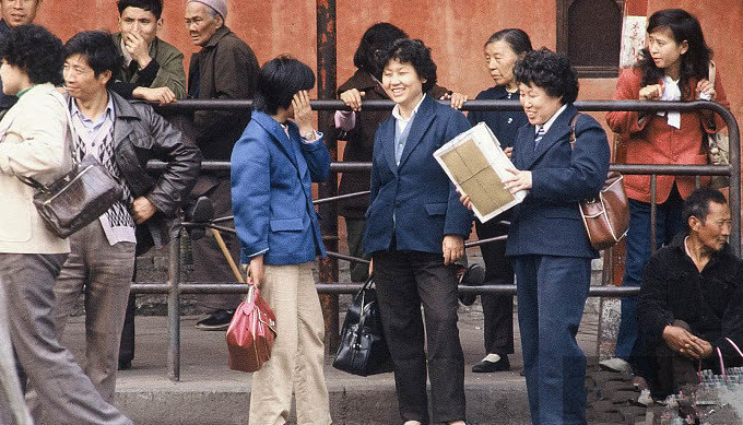 路边等公车的妇女们,那年代女人的爆炸头是一个时尚的潮流