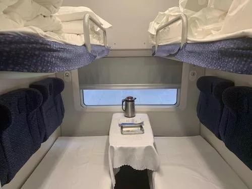 上海首趟动卧列车开进兰州 看看动卧长啥样?