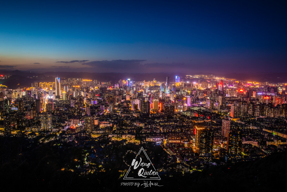 皋兰山之上的兰州城夜景 仿佛太平山顶俯瞰香港中环