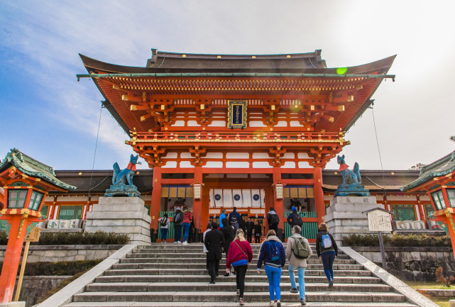 日本最震撼的景点 京都千本鸟居 上万座红色鸟居汇成时光隧道 日本 旅游 鸟居 京都 伏见稻荷大社