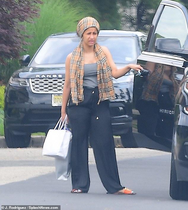 cardib素颜乘私人飞机,包头巾无妆像大妈,与妆后差别巨大