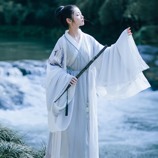 充满仙侠气的汉服,温柔中带了帅气,仙鹤的刺绣超赞!