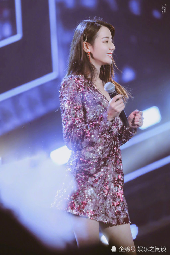 热巴首次穿"锦鲤裙"出境,当她转身那一刻,网友疯狂摁下截屏键