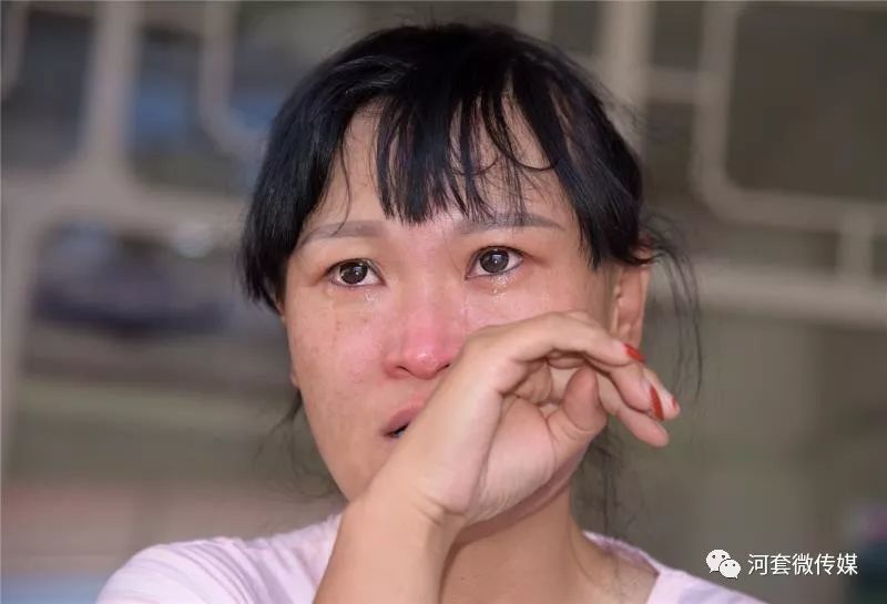 "黑户"两代人!临河母女抱头痛哭:女儿升学受阻三次欲轻生