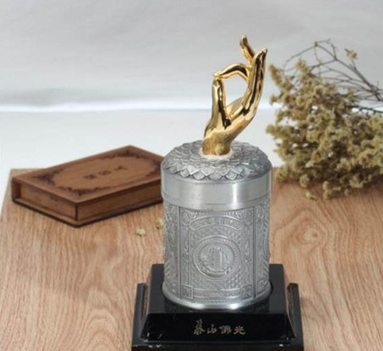 包装不同于其他香烟的包装,它的外观是一个小圆筒,上面顶着一只小佛手