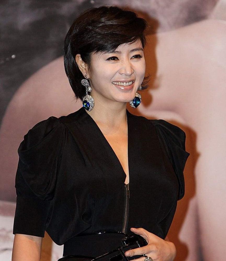 女星倾家荡产为母还债,中年还住小破屋,如今母亲又欠13亿