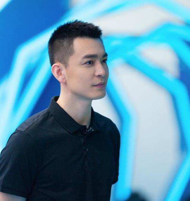 《篮板青春》首期:杨鸣成霸道总裁 中国台湾第一高中生被膜拜