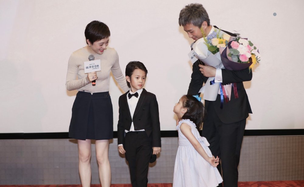 邓超|孙俪夫妇携儿女外出聚餐，邓超全程抱着小花化身“女儿奴”